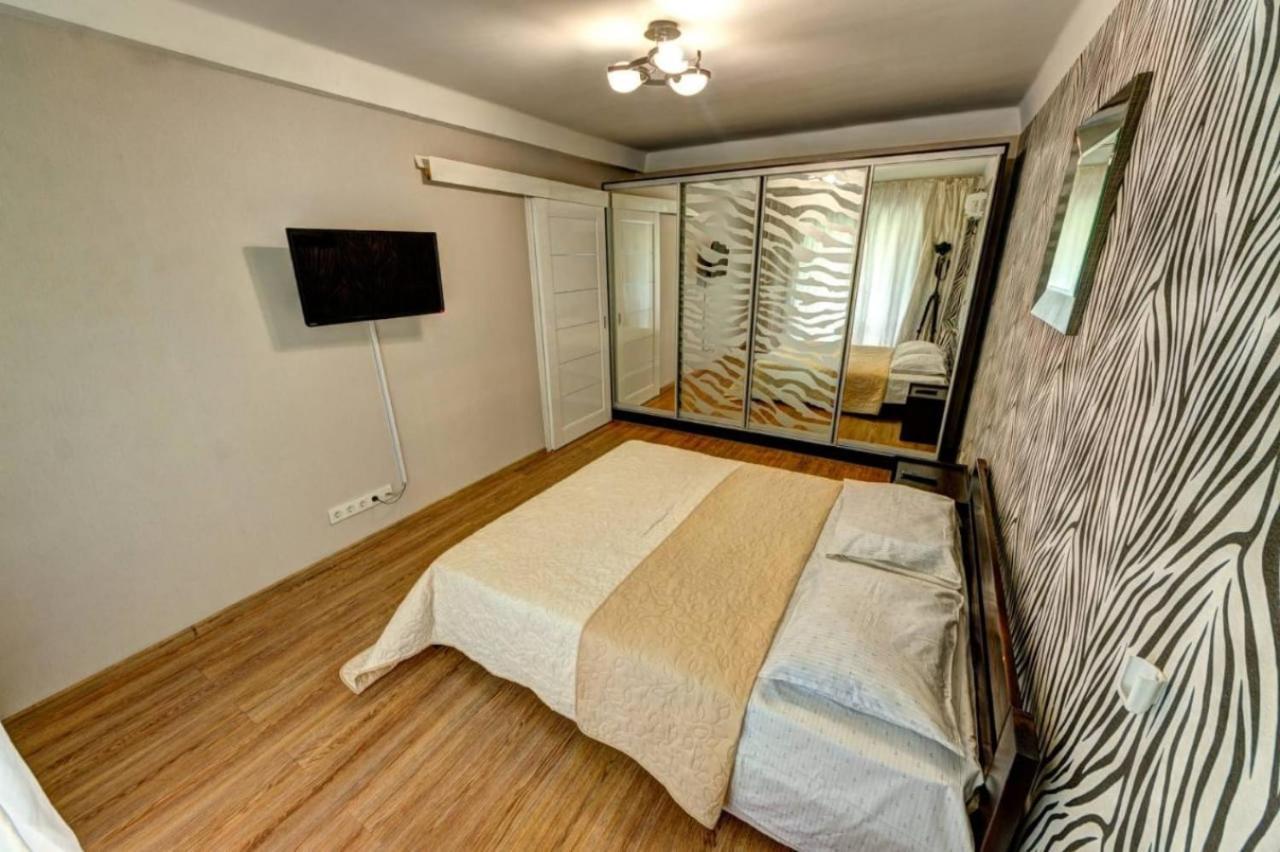 Excellent Apartment Druzhby Narodov Boulevard 3A. Lybedskaya Metro Station Kiew Exterior foto